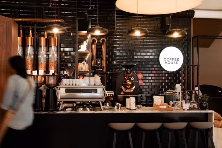 Cozy Porto coffee house interior with modern espresso machine and inviting ambiance.