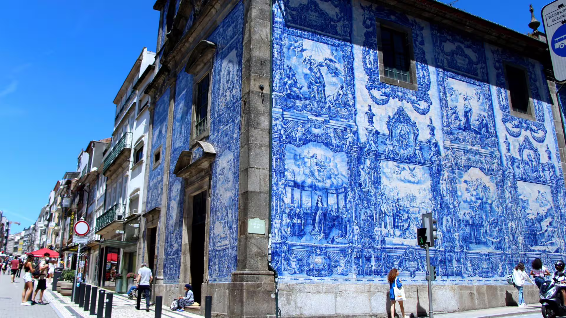 Capela das Almas in Rua de Santa Catarina, the meeting point of Cooltour Oporto's Porto Food Tour
