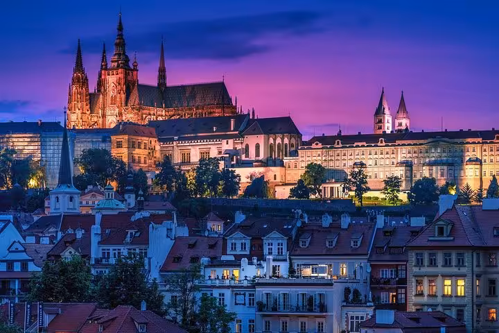 Prague Castle and St Vitus Cathedral at dusk, scenic highlight on private day trip from Vienna to Prague