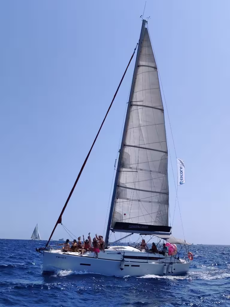 Sailing adventure in Barcelona: Enjoy an exclusive 8-hour private boat tour with stunning views and vibrant atmosphere on the Mediterranean.