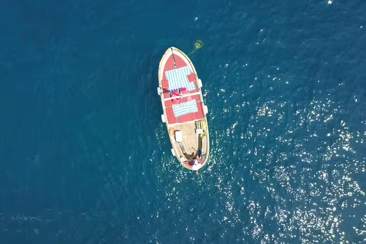 Top-down drone shot of a private boat in Capri’s blue waters, perfect for a 2-hour boat tour experience