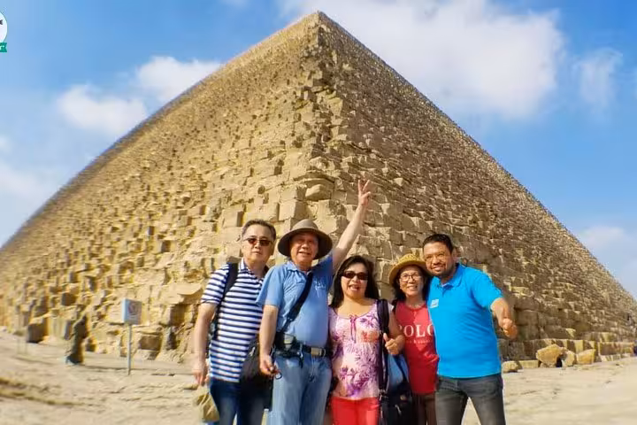 Happy tourists at the Great Pyramid of Giza on a private Cairo day tour from Hurghada, Makadi Bay and El Gouna