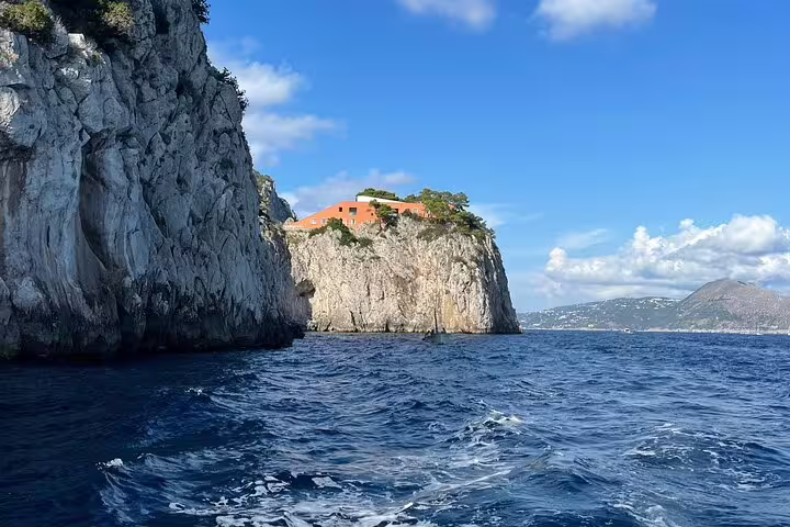 Private 2-hour Capri boat tour past dramatic limestone cliffs and seaside villa, with views over the Tyrrhenian Sea