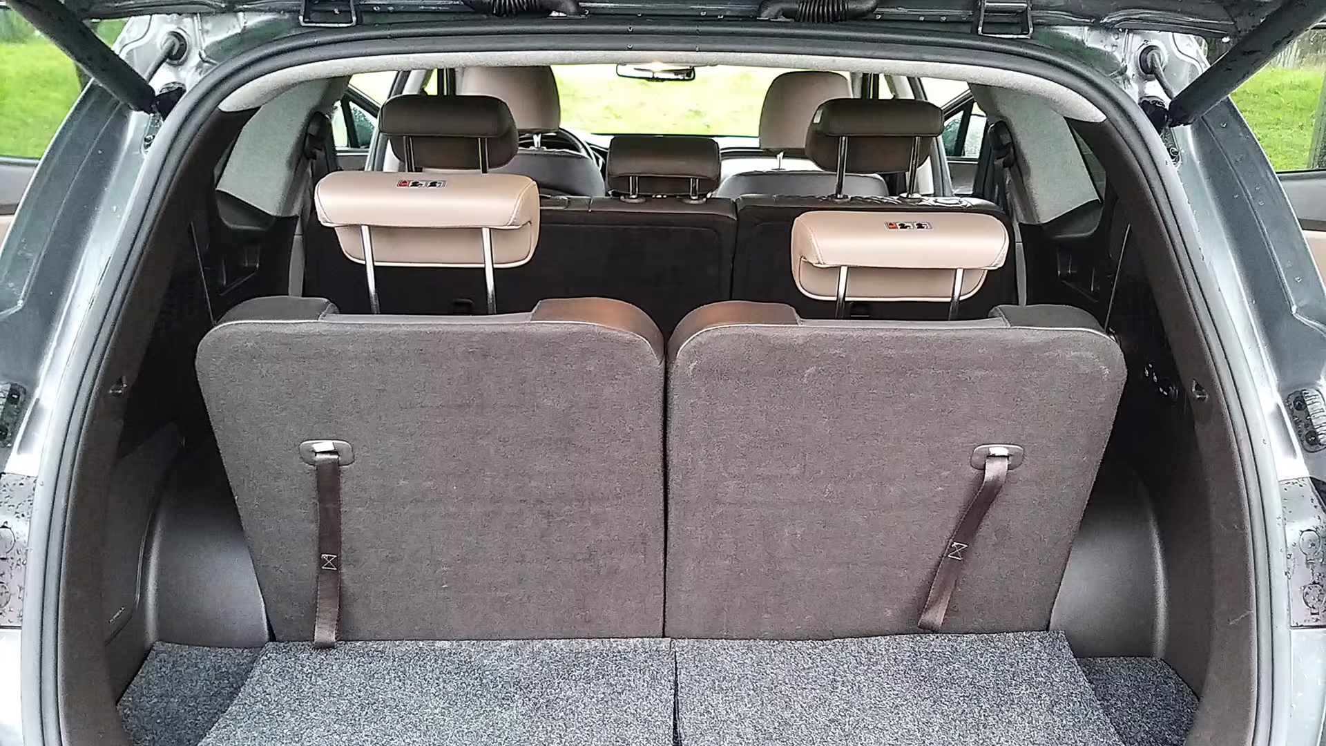 Spacious trunk space of private car for Porto to Pontevedra transfer, ideal for luggage and comfort.