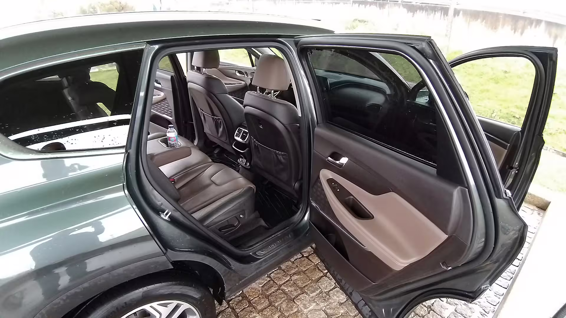 Spacious backseat view of a private transfer car from Porto to Vieira do Minho, highlighting comfort and luxury.