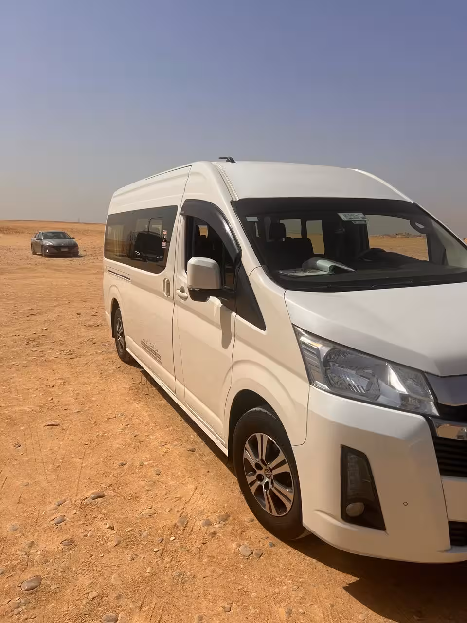 Minivan privada en el desierto rumbo a las Pirámides de Guiza, transporte del tour completo con Museo Egipcio y Khan El Khalili