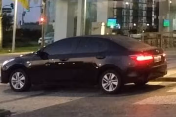 Private transfer vehicle, a sleek black sedan, ready for transport from Congonhas Airport to São Paulo hotels.