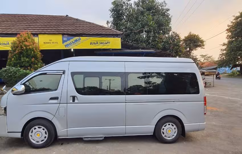 Modern private transfer van for Luxor to Hurghada door-to-door ride, safe reliable chauffeur service in Egypt