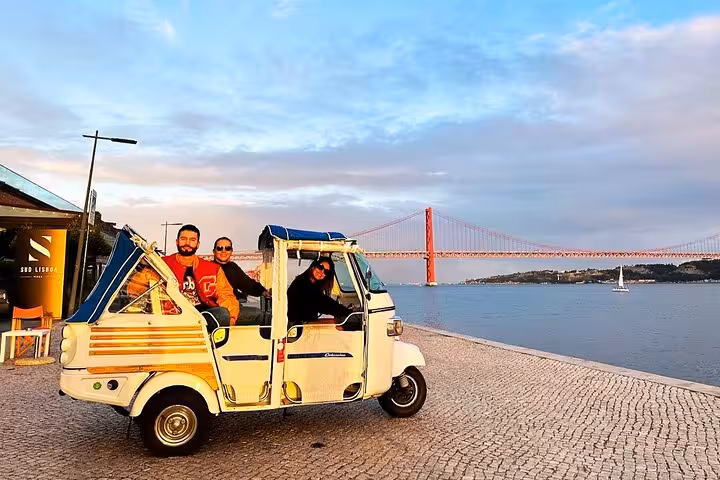 Private tuk tuk tour in Lisbon by Tagus River with 25 de Abril Bridge, scenic 4-hour sightseeing ride