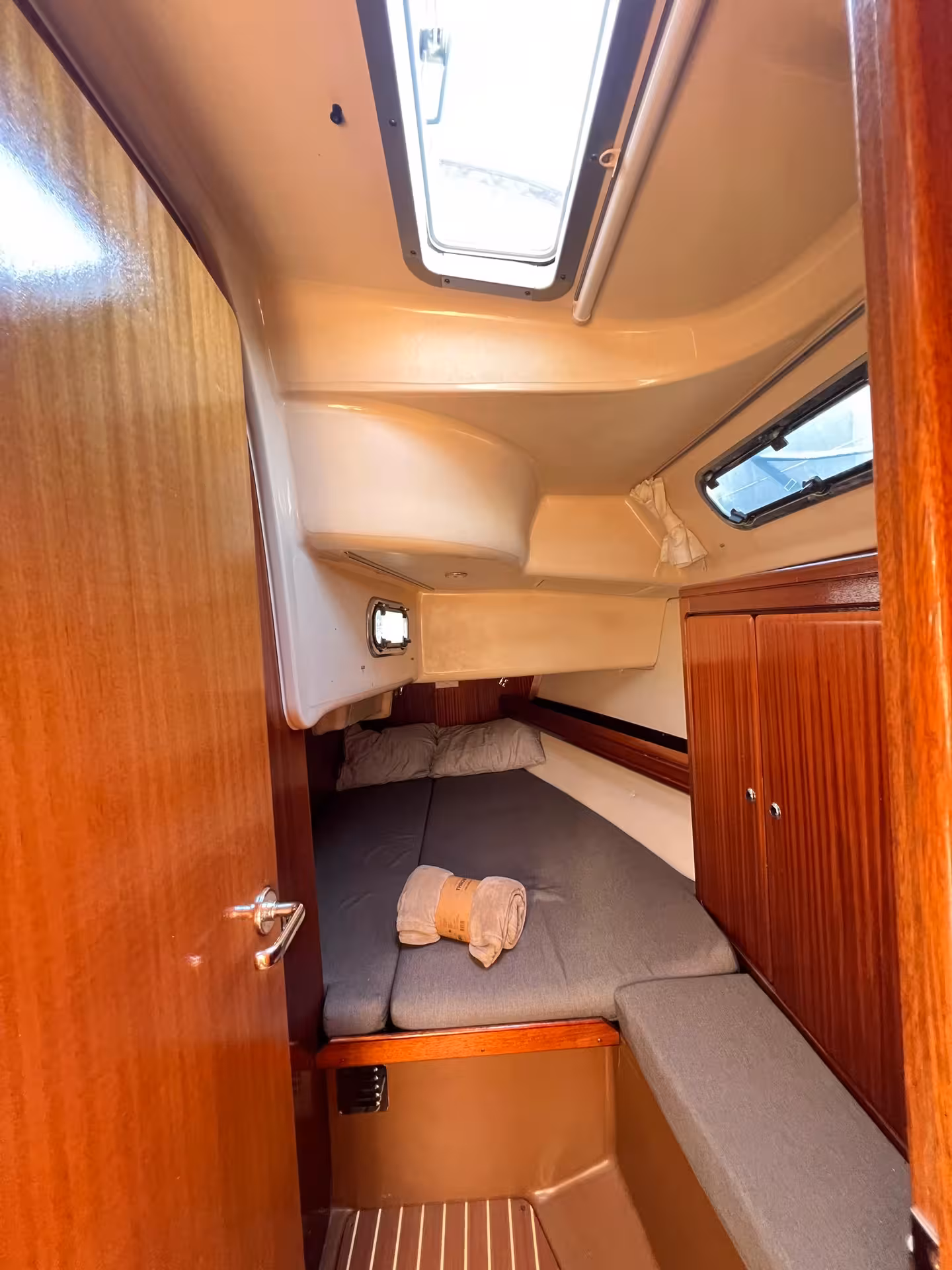 Private yacht sleeping cabin with double berth and hatchlight for Lagos and Luz daytime sailing tour in the Algarve