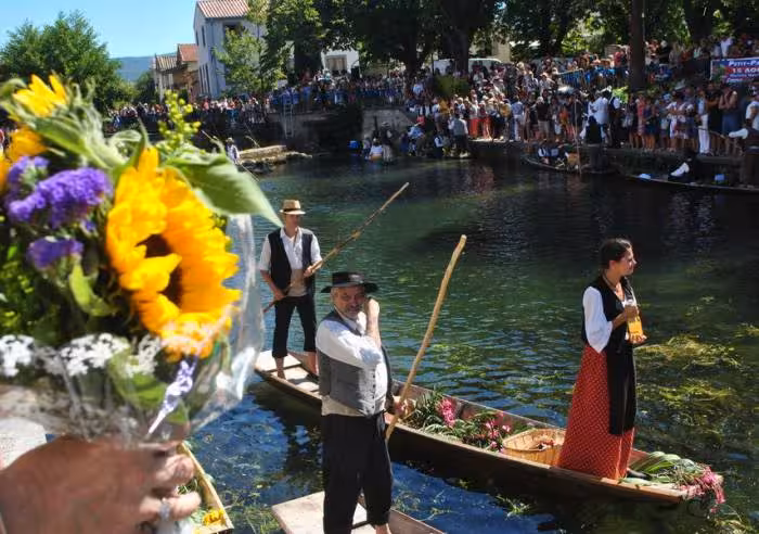 Flower-decorated boats on the Sorgue in L'Isle-sur-la-Sorgue, Provence village tour to Gordes and Roussillon
