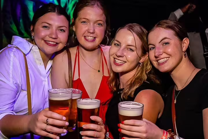 Group of friends enjoying drinks on the vibrant Pub Crawl Madrid by Mad Party Crew, perfect for nightlife enthusiasts.