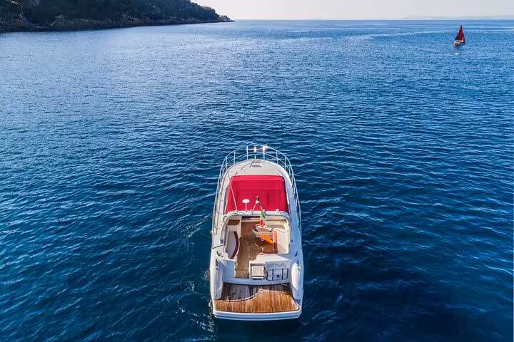 Aerial view of the Raffaelli Shamal 40 yacht on a private tour from Sorrento to Capri, cruising on calm waters.