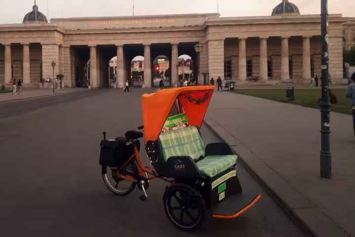 RAXI e-rickshaw in front of Vienna’s MuseumsQuartier entrance, big private Vienna tour in electric rickshaw