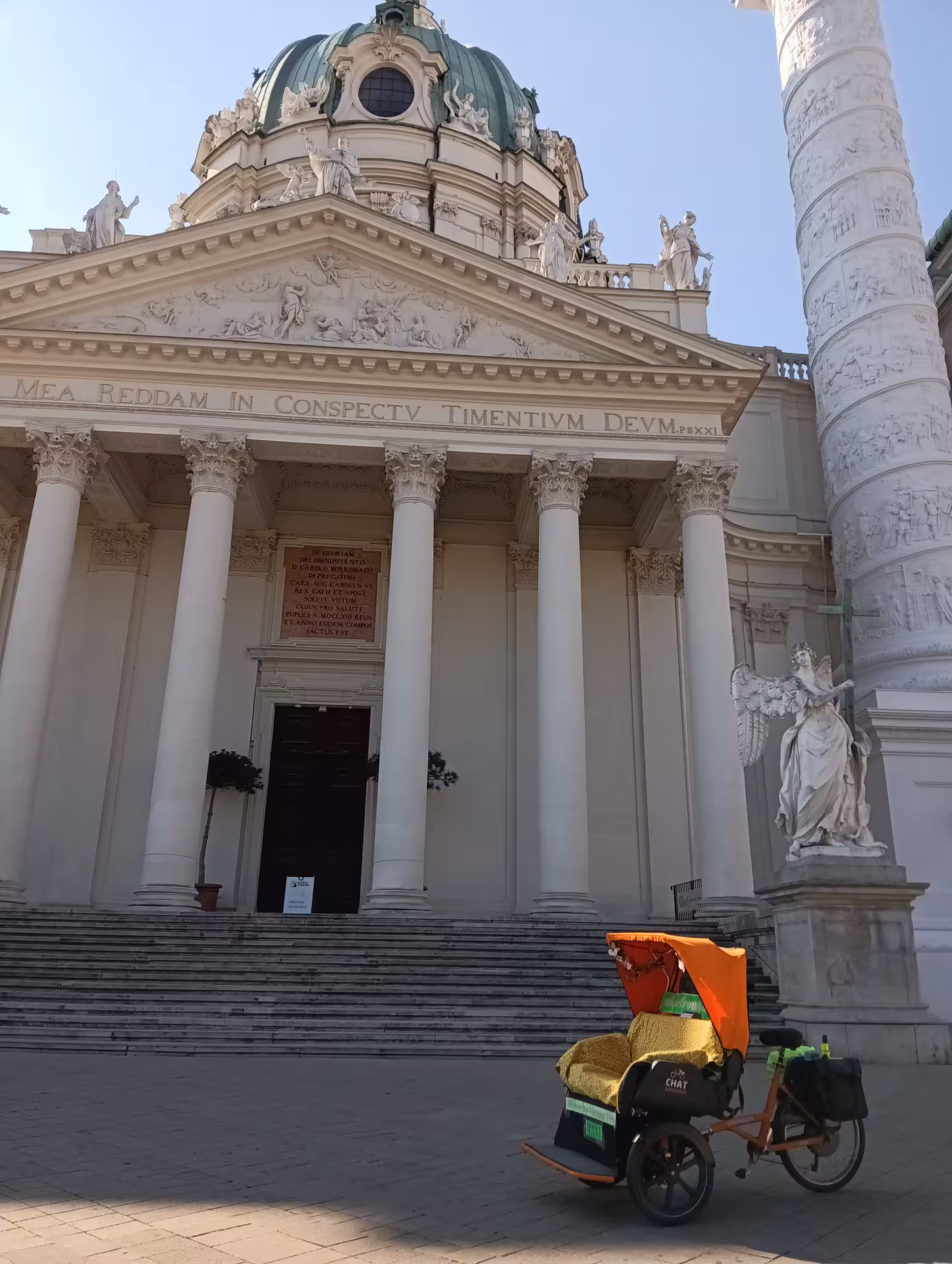 RAXI panoramic electric rickshaw by Karlskirche Vienna, scenic private city tour photo stop