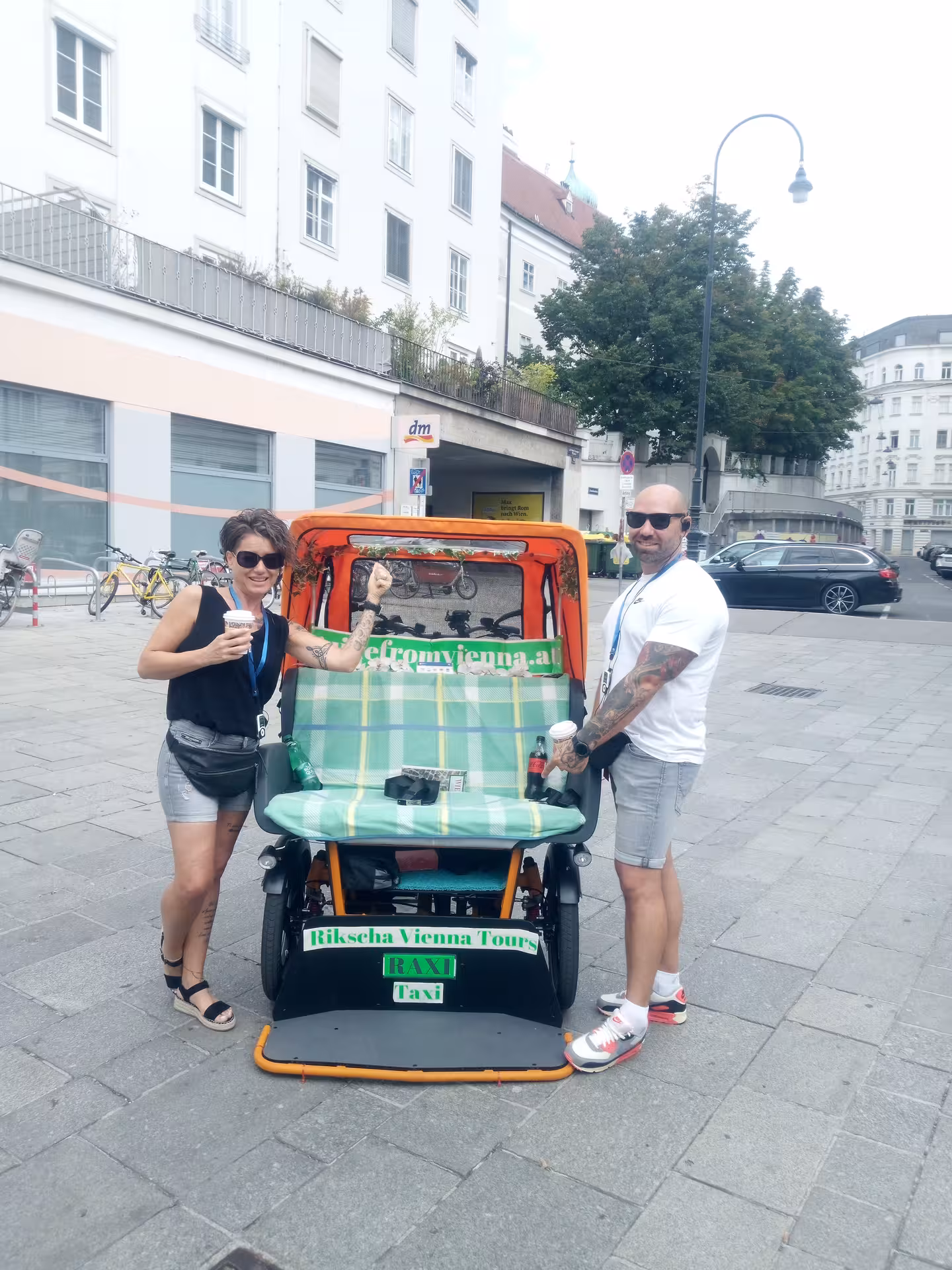 Guests posing with RAXI electric rickshaw in Vienna, enjoying an exclusive panoramic city tour by e-rickshaw