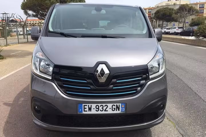 Front view of Renault Trafic van for private transfer Marseille to Montpellier with professional driver