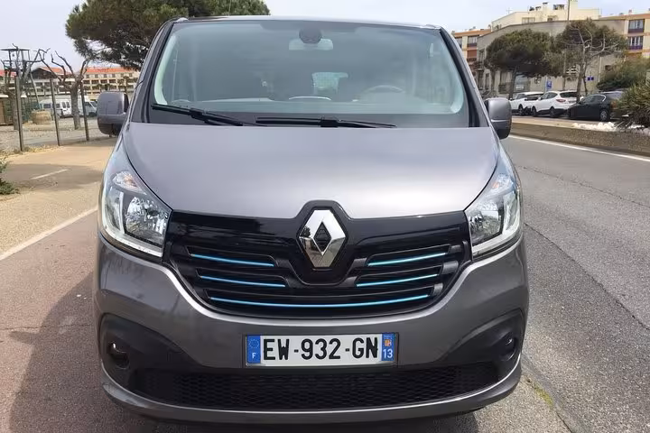 Renault van front view for private transfer Marseille to Arles, reliable door-to-door chauffeur service