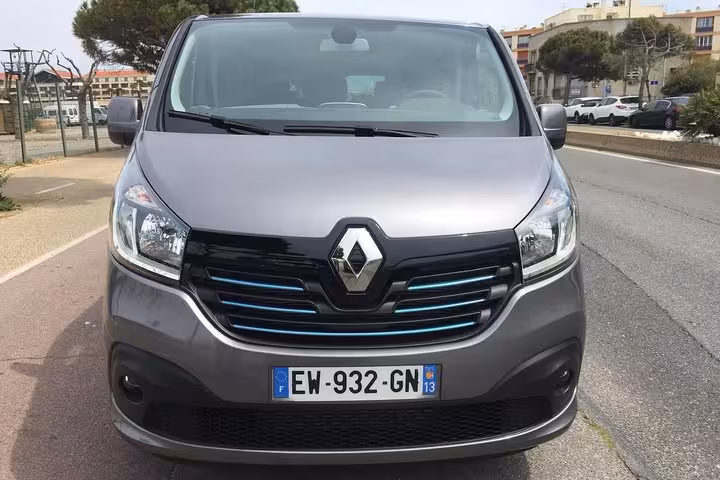 Front view of Renault van for private transfer Marseille to Lyon, comfortable door-to-door ride