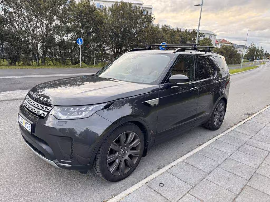 Luxury private transfer Reykjavík to Keflavík Airport in a premium SUV, comfortable door-to-door pickup