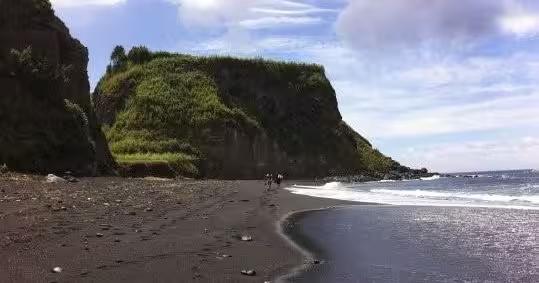 Hikers on Praia da Viola black sand beach and cliffs on Ribeira Funda full-day walking tour, São Miguel