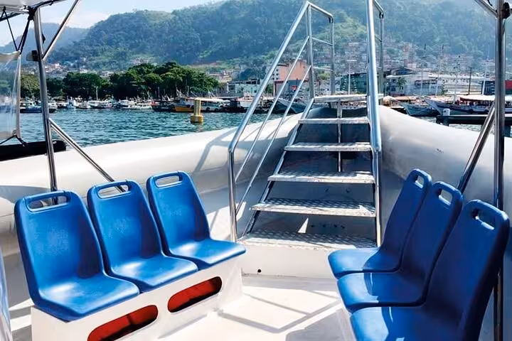 Spacious boat seating with scenic views of Ilha Grande, ideal for comfortable shuttle transfers from Rio de Janeiro.