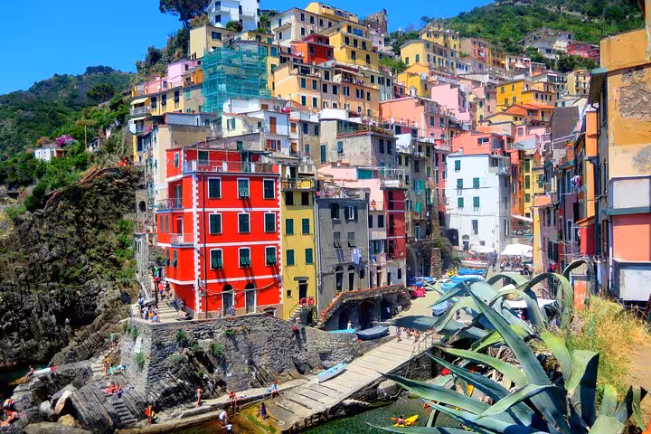 Colorful cliffside buildings in Riomaggiore, Cinque Terre, a highlight of the Pisa and Cinque Terre day trip from Florence.