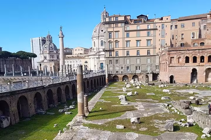 Ancient Roman Forum ruins in Rome, must-see on 10-day Italy tour with Florence Pisa Milan and Venice