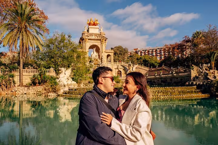 Romantic couple posing by the Cascada Monumental in Ciutadella Park, Barcelona, during a personal photoshoot.