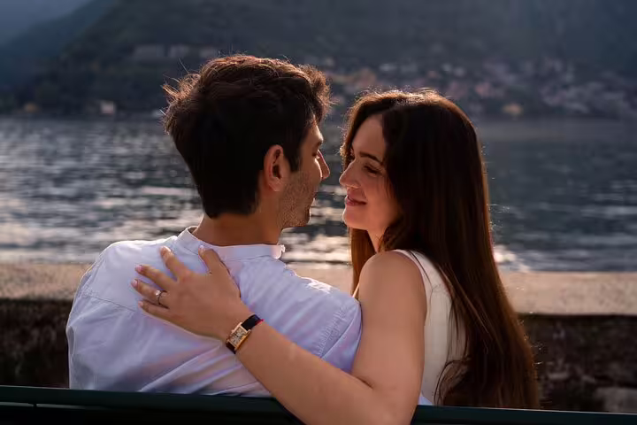 Romantic couple on a lakeside bench at sunset in Lake Como, private tour with personal travel photographer