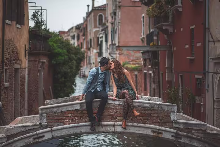 Romantic couple portrait on a Venice canal bridge during a city portrait photo session with local photographer