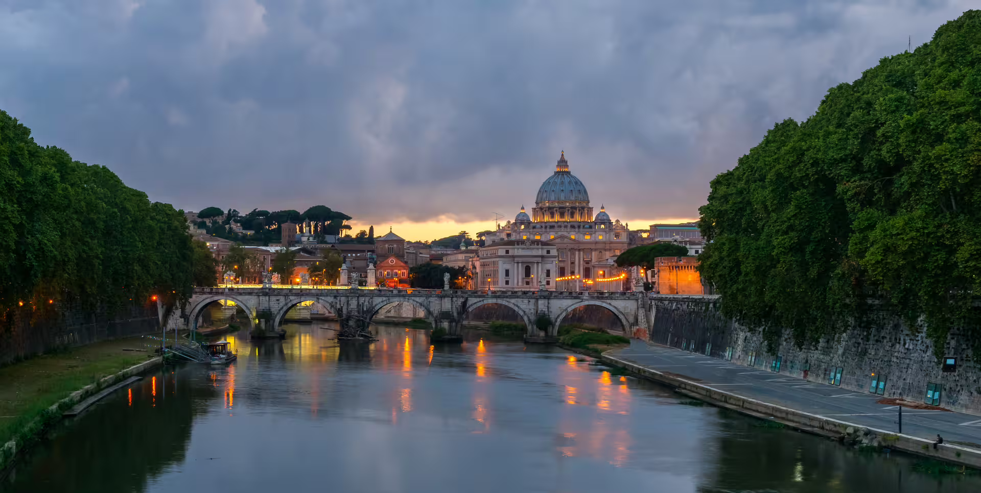 Sunset view of St Peter’s Basilica and Ponte Sant’Angelo over the Tiber River, starting point of Rome to Amalfi Coast tour