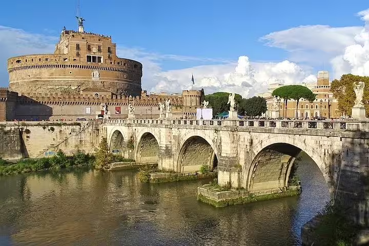 Rome private half-day sightseeing tour view of Castel Sant’Angelo and Ponte Sant’Angelo over the Tiber