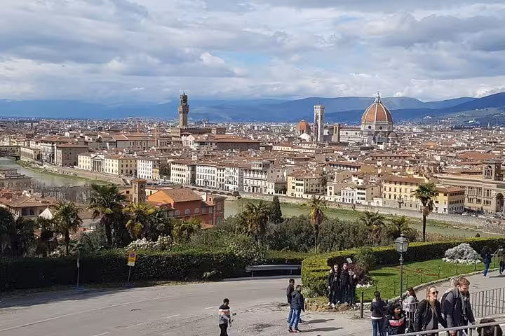 Panoramic Florence cityscape and Arno River, highlight of Rome to Florence private transfer and sightseeing stop