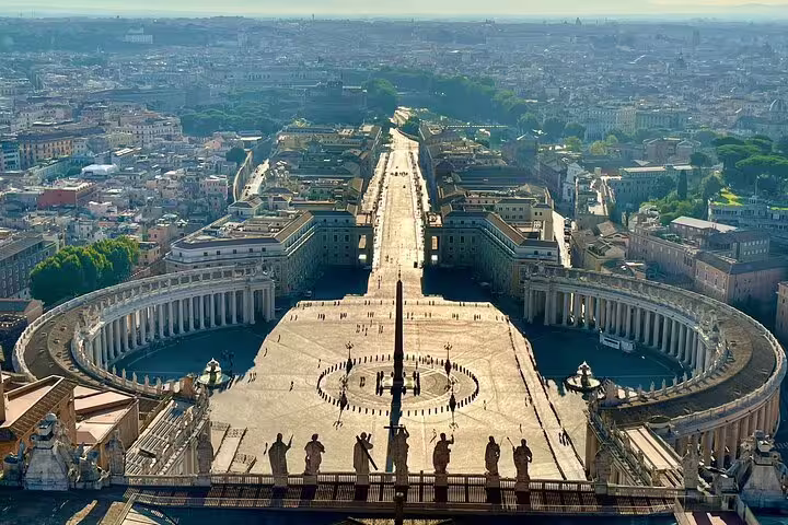 Panoramic view over St Peter’s Square and Via della Conciliazione on an exclusive Rome Private VIP Vatican City tour