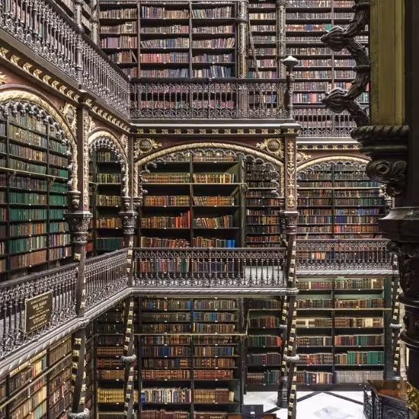 Interior view of the Royal Portuguese Cabinet of Reading in Rio, with towering bookshelves and ornate ironwork.