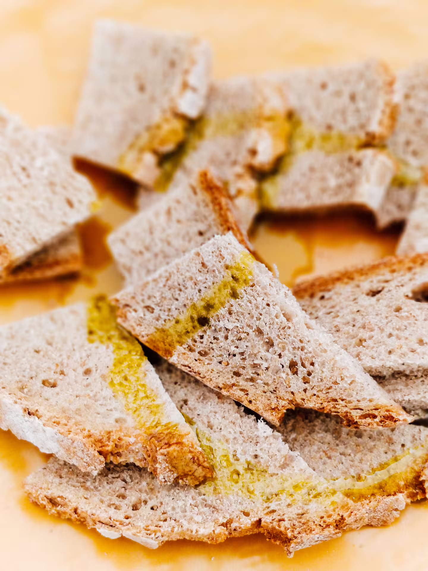 Pane rustico con olio extravergine d'oliva da degustazione Garra, assaggio prodotti tipici locali