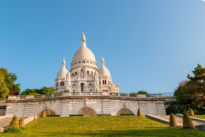 Sacré-Cœur Basilica seen from the Montmartre steps, perfect for a Paris self-guided scavenger hunt tour