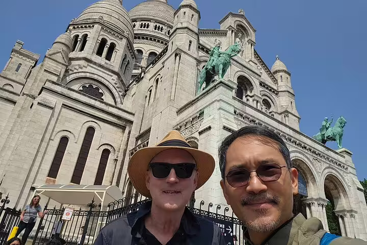 Tourists at Sacré-Cœur Basilica in Montmartre, Paris, on a self-guided scavenger hunt sightseeing tour