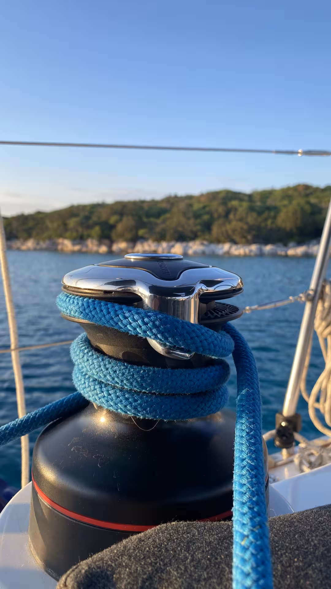 Close-up of sailboat winch with blue rope, featured in an online 9-hour introduction to sailing course