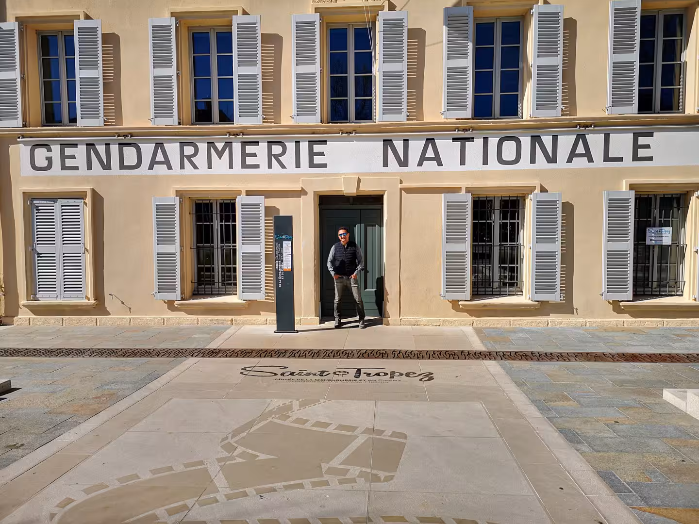 Saint-Tropez Gendarmerie Nationale museum facade, iconic stop on a private Hyeres and Le Lavandou tour