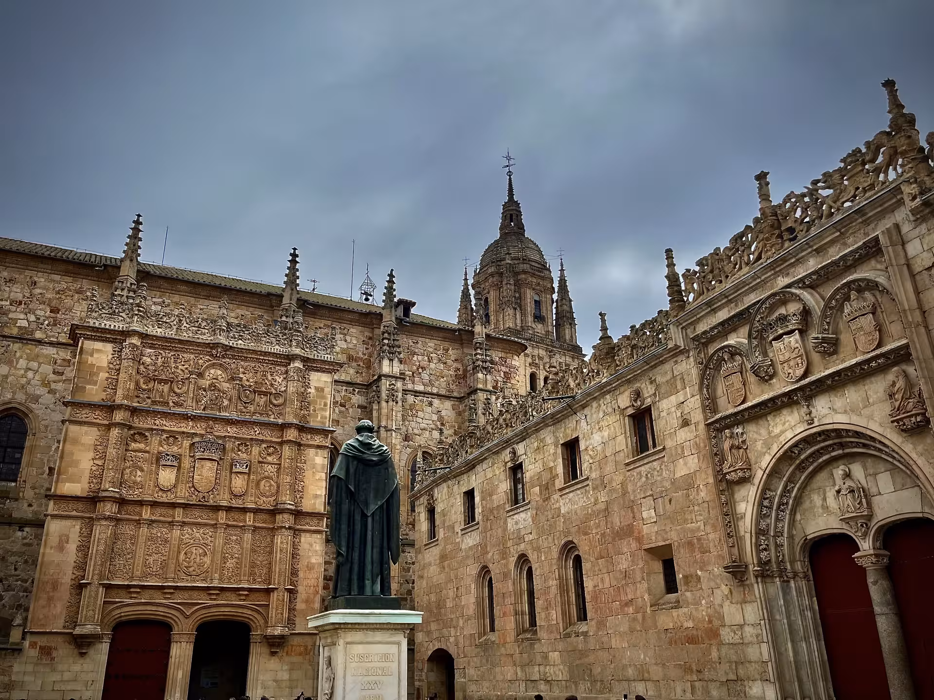 Plaza con fachada plateresca y estatua junto a la Catedral de Salamanca, parada del tour Encantos Locales