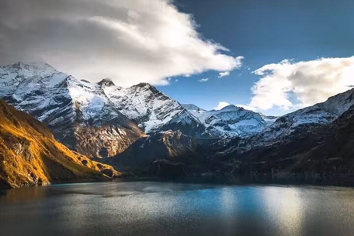 Alpine lake and snowcapped peaks in the Salzkammergut, panoramic view on Salzburg and Hallstatt private tour