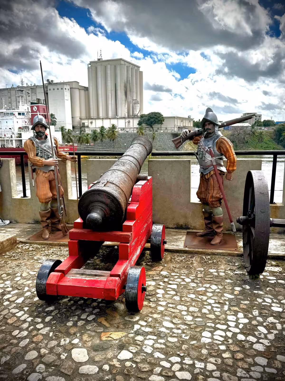 Learn about Santo Domingo’s defensive history through interactive clues.