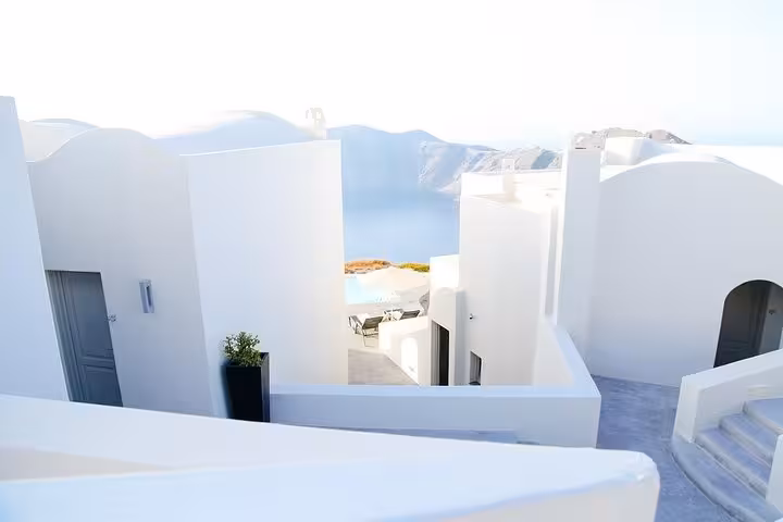 Whitewashed Santorini cave houses and caldera view in Oia on a private half-day sightseeing tour