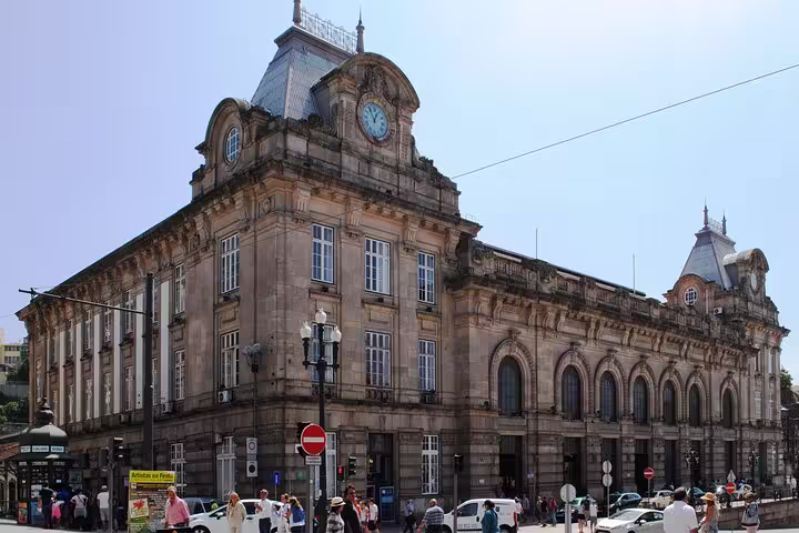 Historic São Bento Railway Station in Porto, a key stop on the Lisboa to Porto Private Full-Day XL Tour, bustling with visitors.