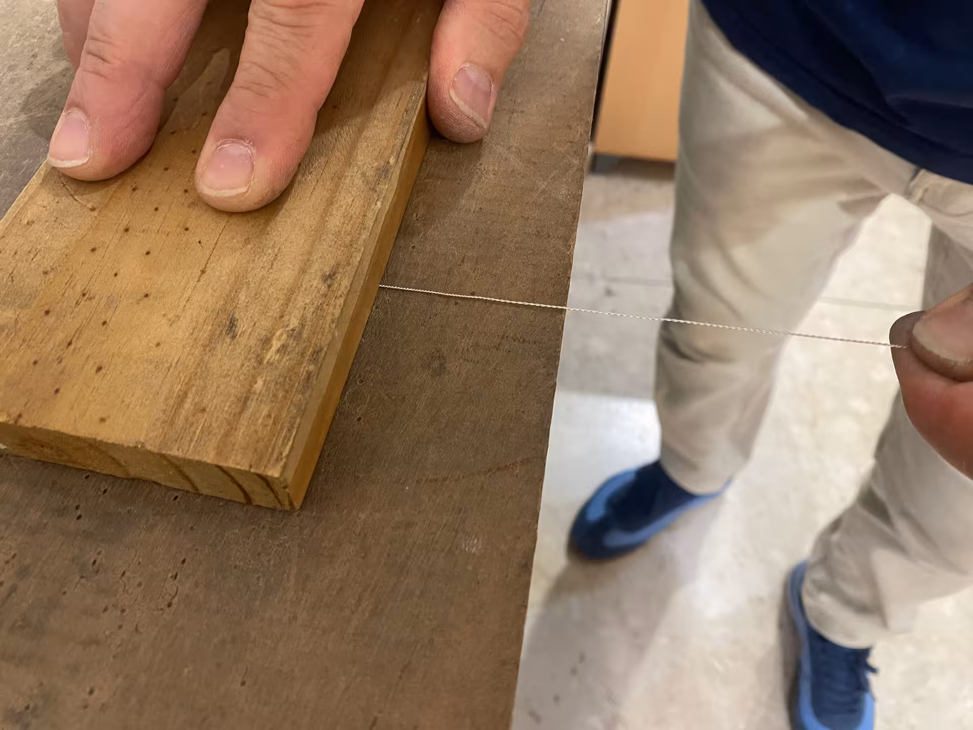 Delicate gold wire being meticulously crafted in Sassari's filigree workshop, demonstrating artisan techniques.