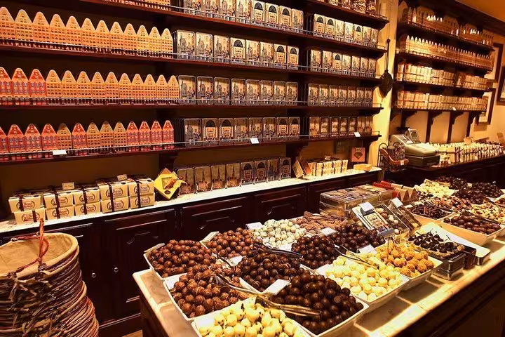Belgian chocolate shop display in Brussels, ideal stop with Schiphol Airport to Brussels private transfer