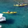 Kayaks de mer sur l’eau turquoise des Calanques de Cassis, escapade guidée en Méditerranée près des falaises