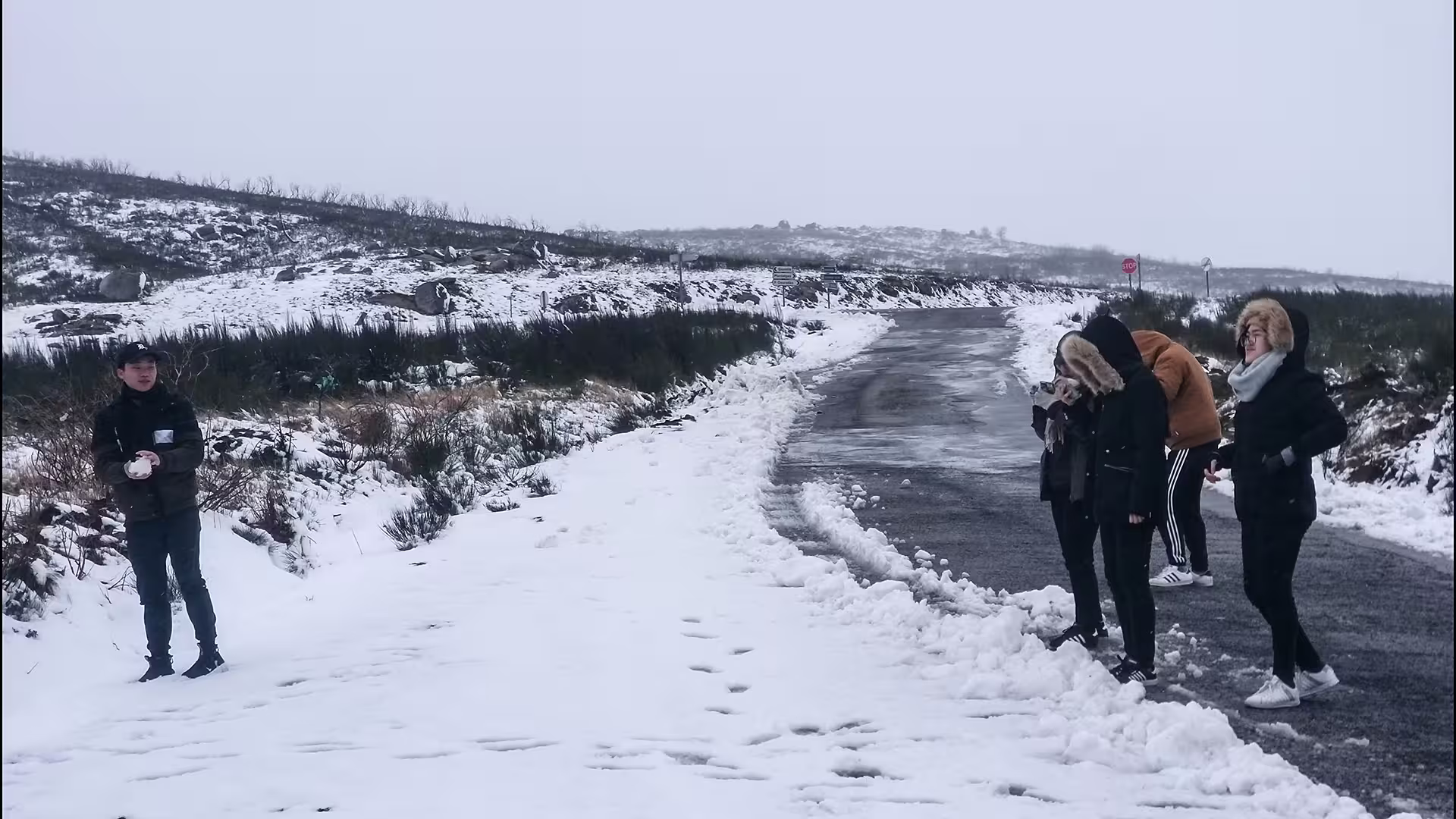 Tourists enjoy a snowy landscape in Serra da Estrela Park, highlighting its winter beauty and renowned cheese tour experience.